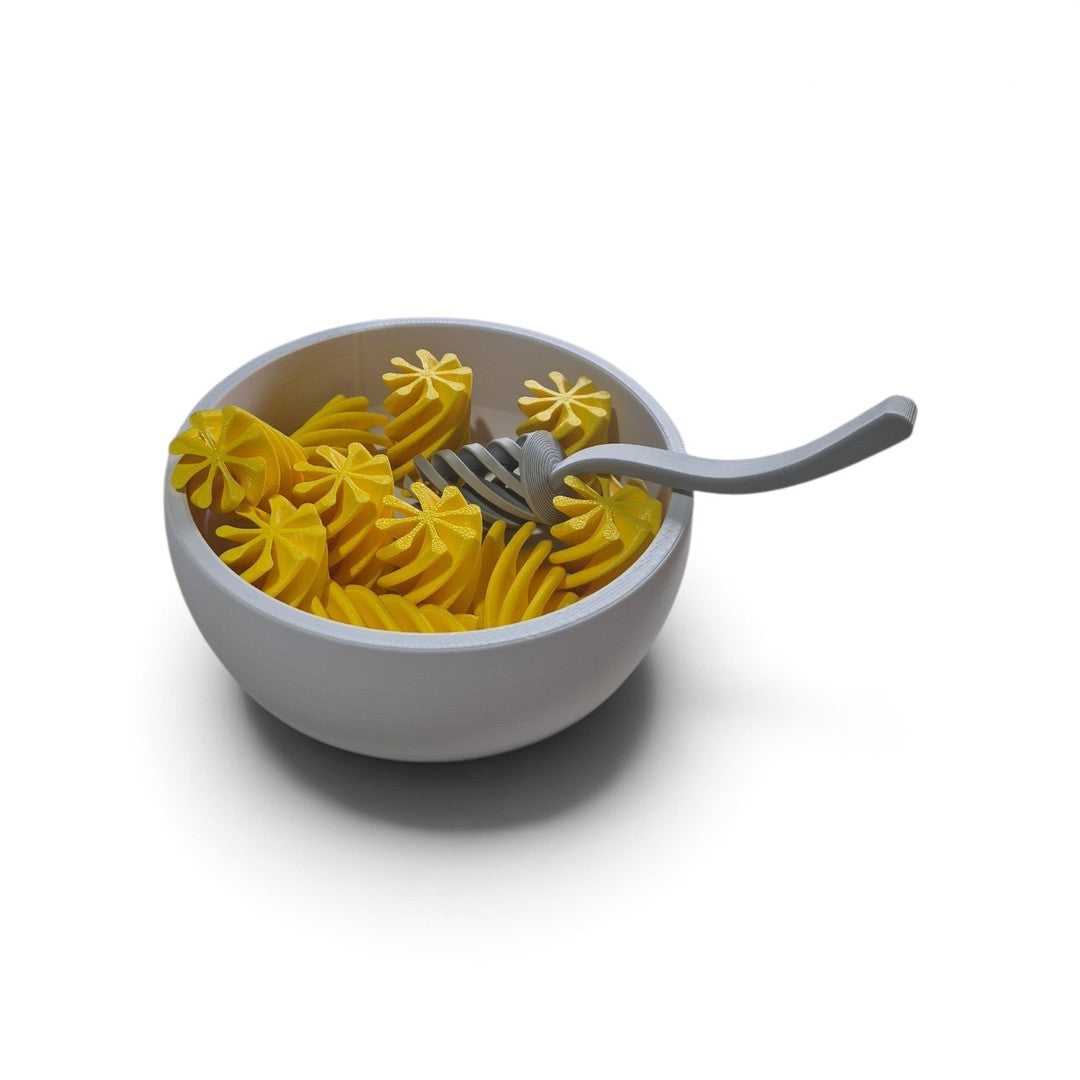 Tigela com fusilli em espiral e garfo de rosca