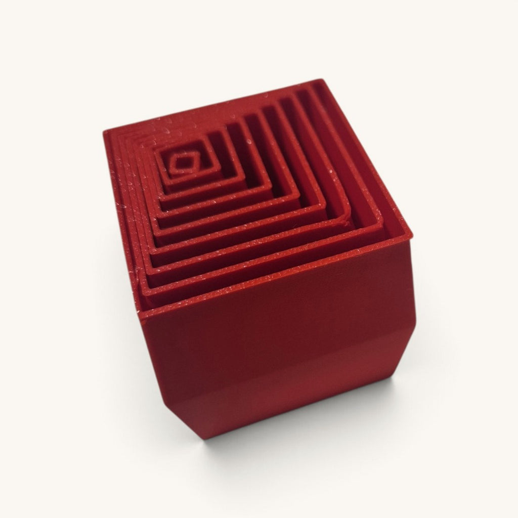 Cubo Expansível vermelho fechado, mostrando as camadas encaixadas em degraus