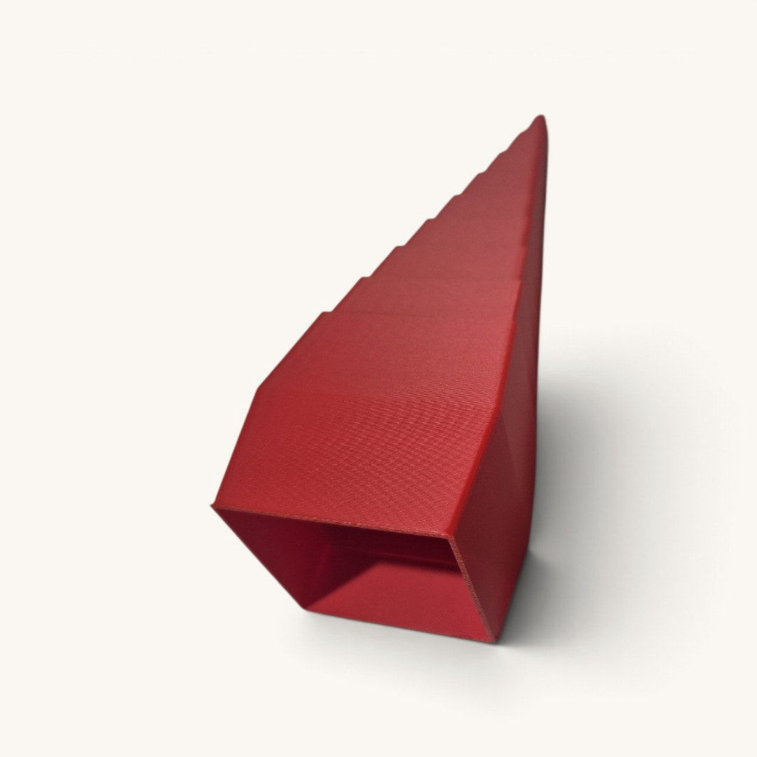 Cubo Expansível vermelho esticado em torre pontuda