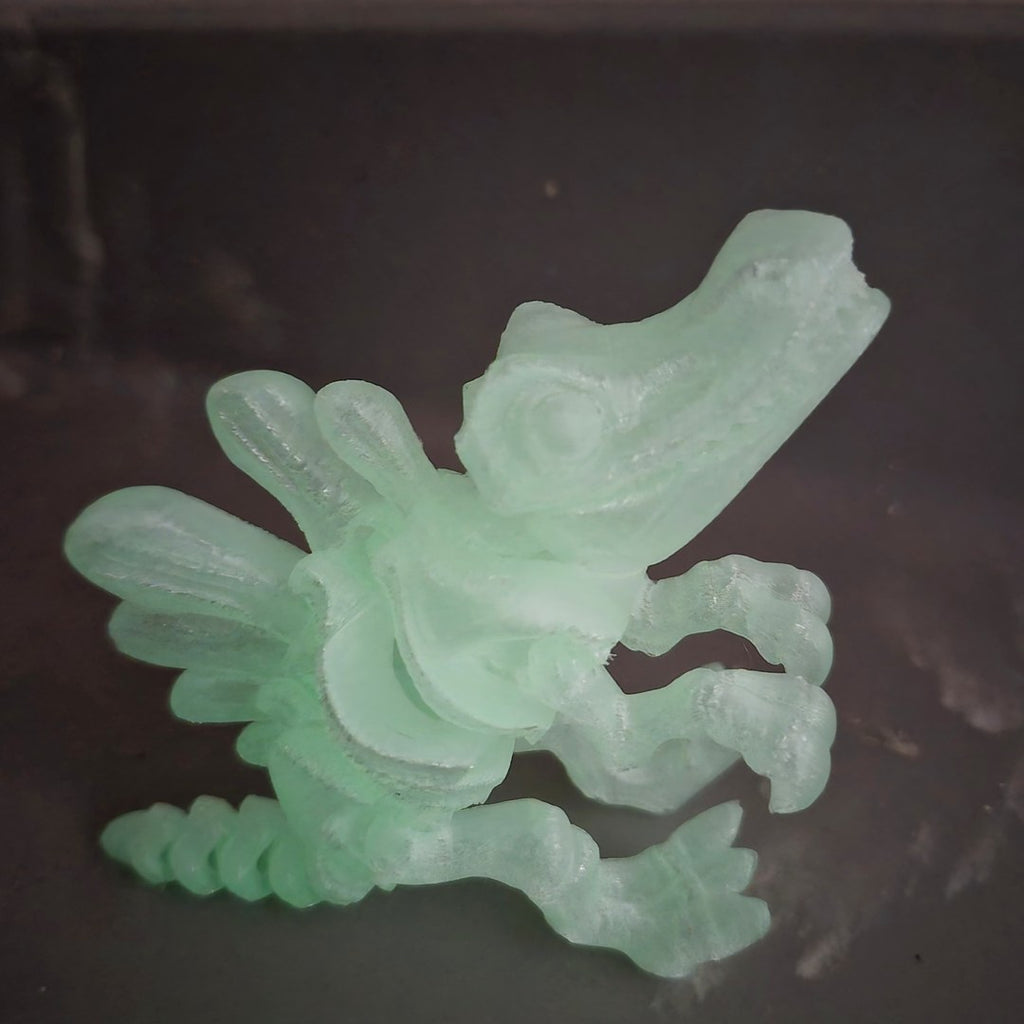 Os três dinos brilhando em verde no escuro