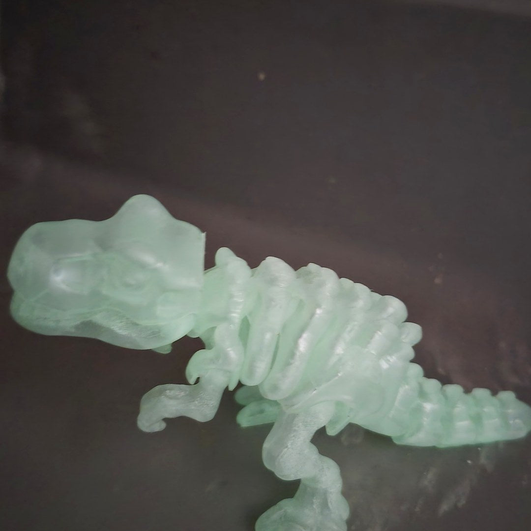 T-Rex brilhando em verde no escuro