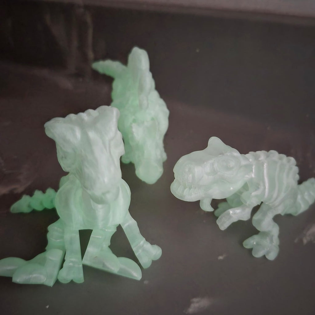 Velociraptor e T-Rex brilhando no escuro