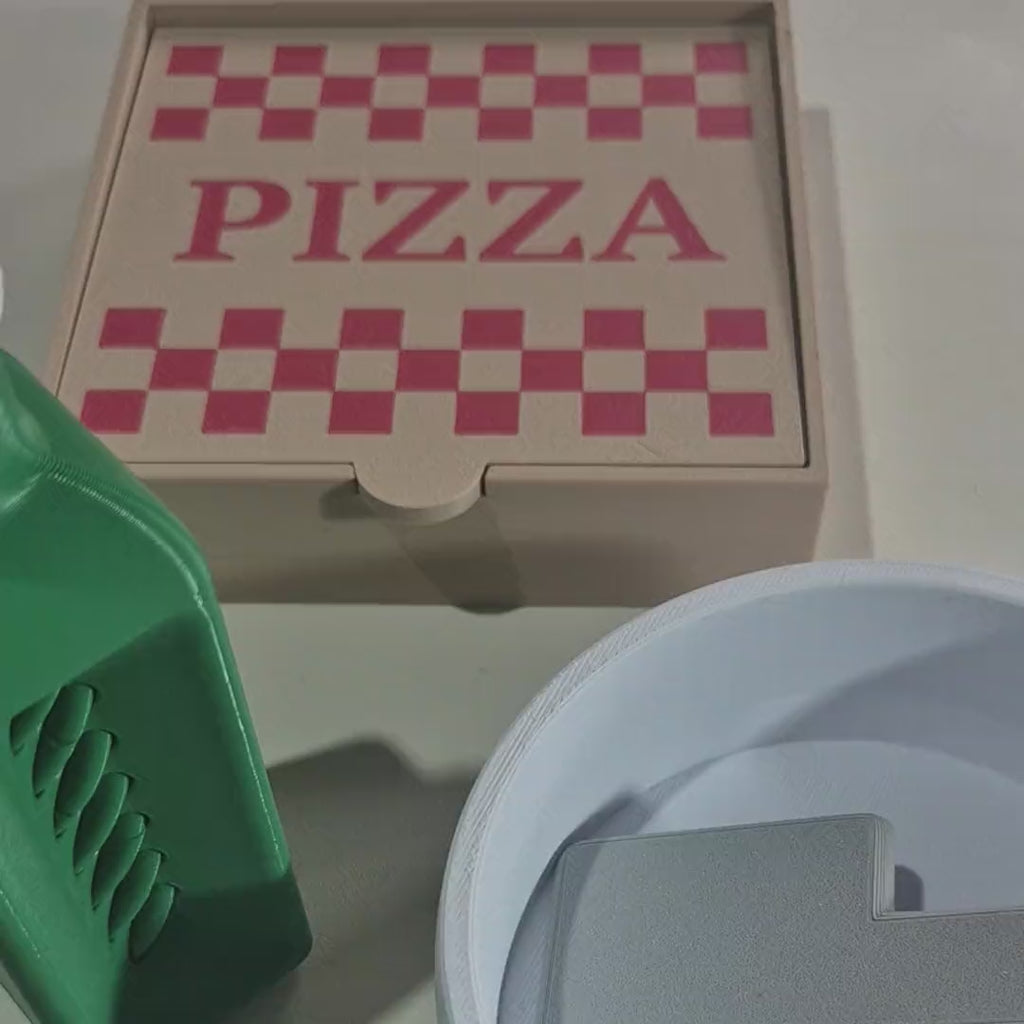 Kit Pizzaria Sense em uso: abrindo a caixa, servindo a fatia com a pá e temperando com a garrafinha de orégano