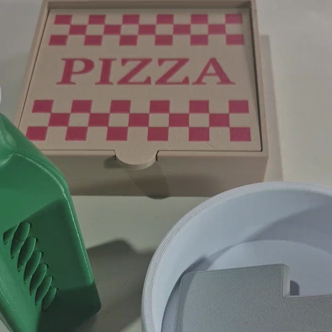 Kit Pizzaria Sense em uso: abrindo a caixa, servindo a fatia com a pá e temperando com a garrafinha de orégano