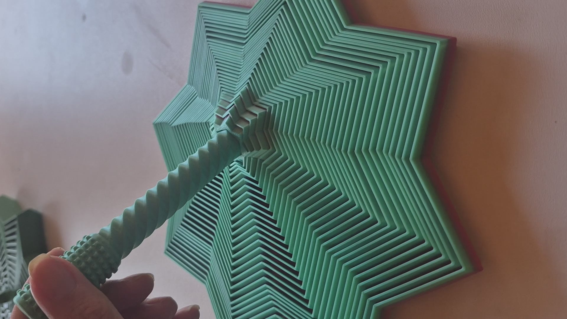 Cubo Infinito articulado sendo dobrado bloco sobre bloco — vídeo demonstrativo