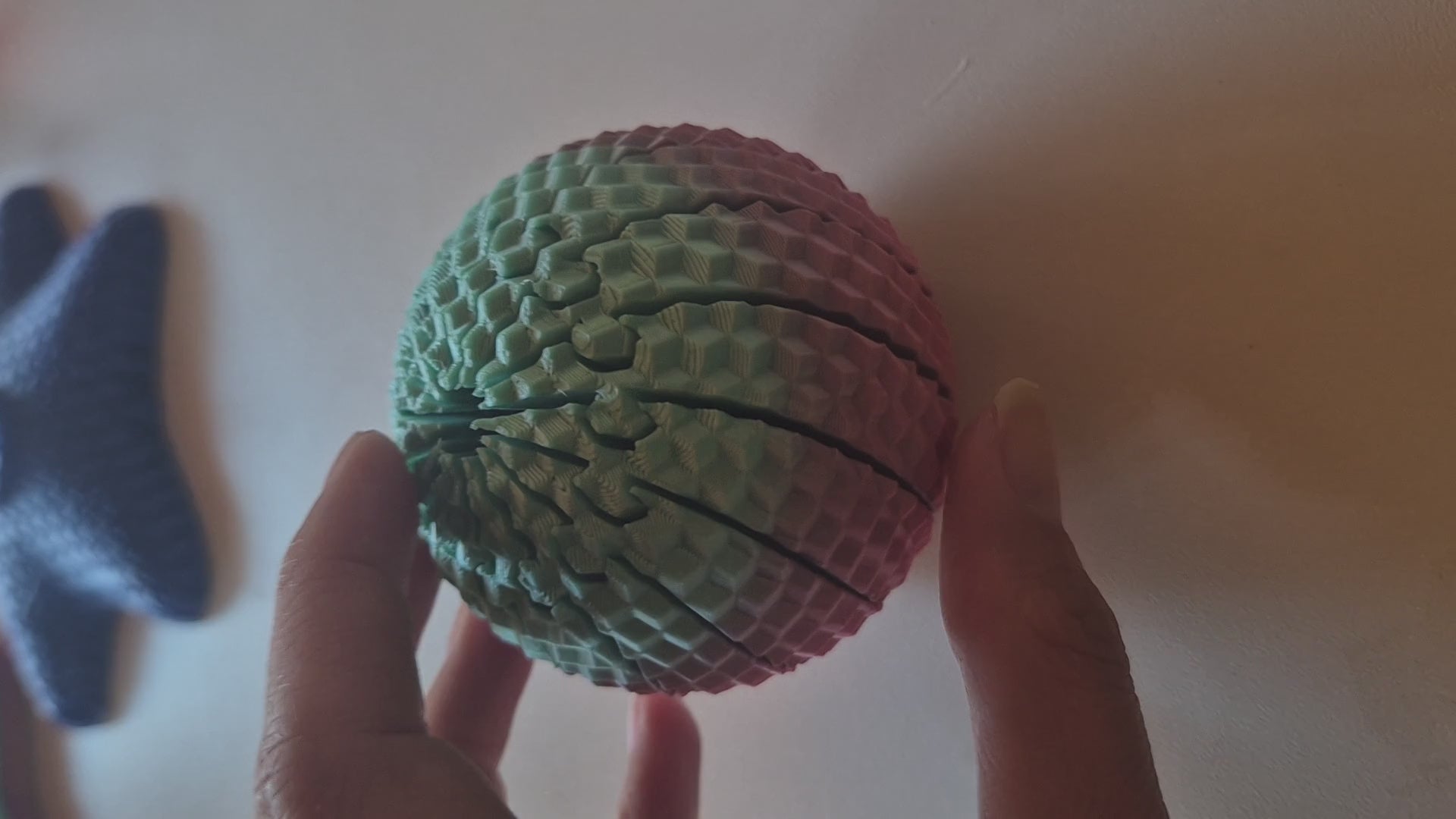 Trio de bolas fidget em uso — comparando texturas