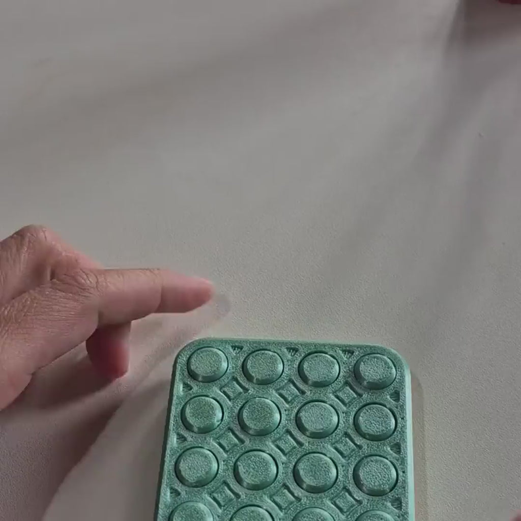 Plástico Bolha Infinito sendo apertado bolha por bolha na mão