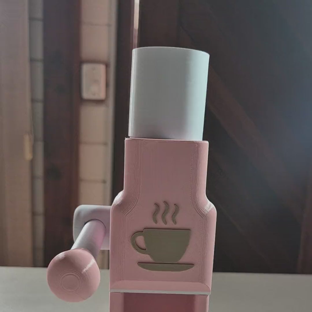 Kit Cafeteira Sense em uso: caneca no nicho, alavanca descendo e troca dos cafés com latte art