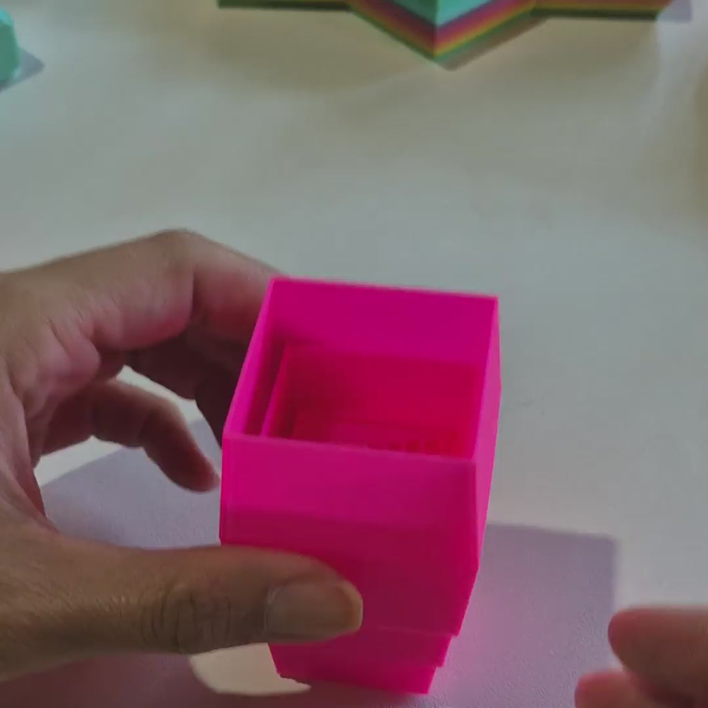 Kit Bailarina Fidget e Cubo Expansível em movimento nas mãos