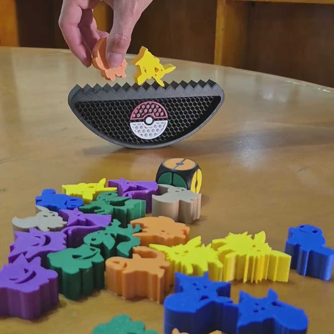 Criança jogando o dado e equilibrando peças na base do Poke Equilíbrio