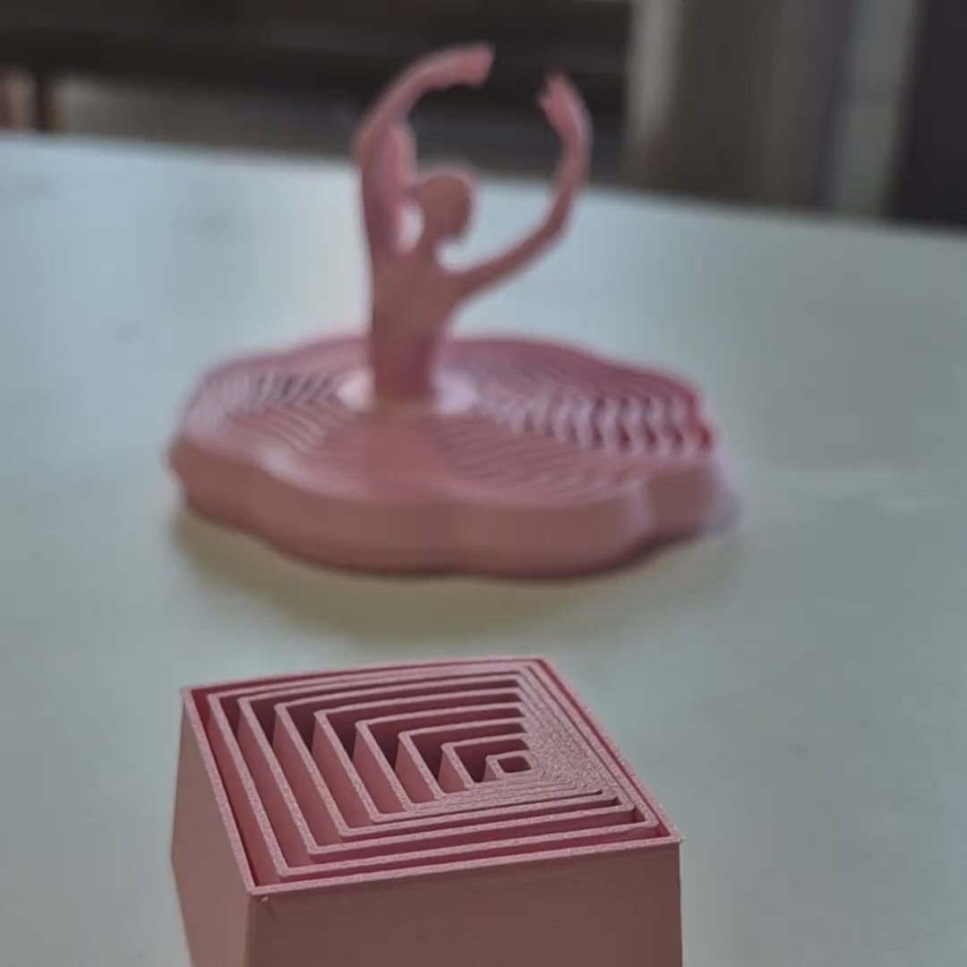 Kit Bailarina Giratória e Cubo Expansível girando e abrindo nas mãos