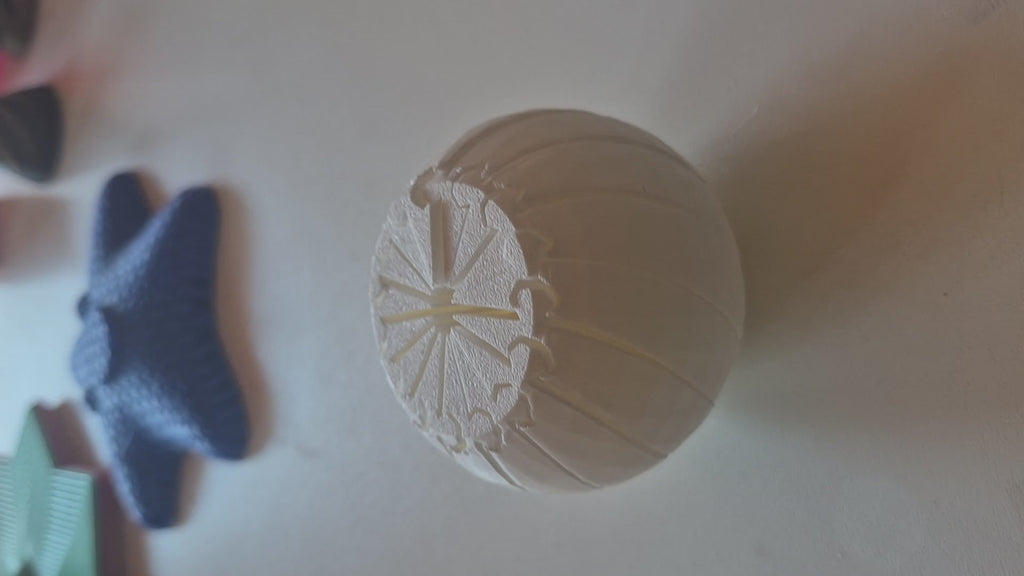 Bola fidget rolando na mão — vídeo demonstrativo