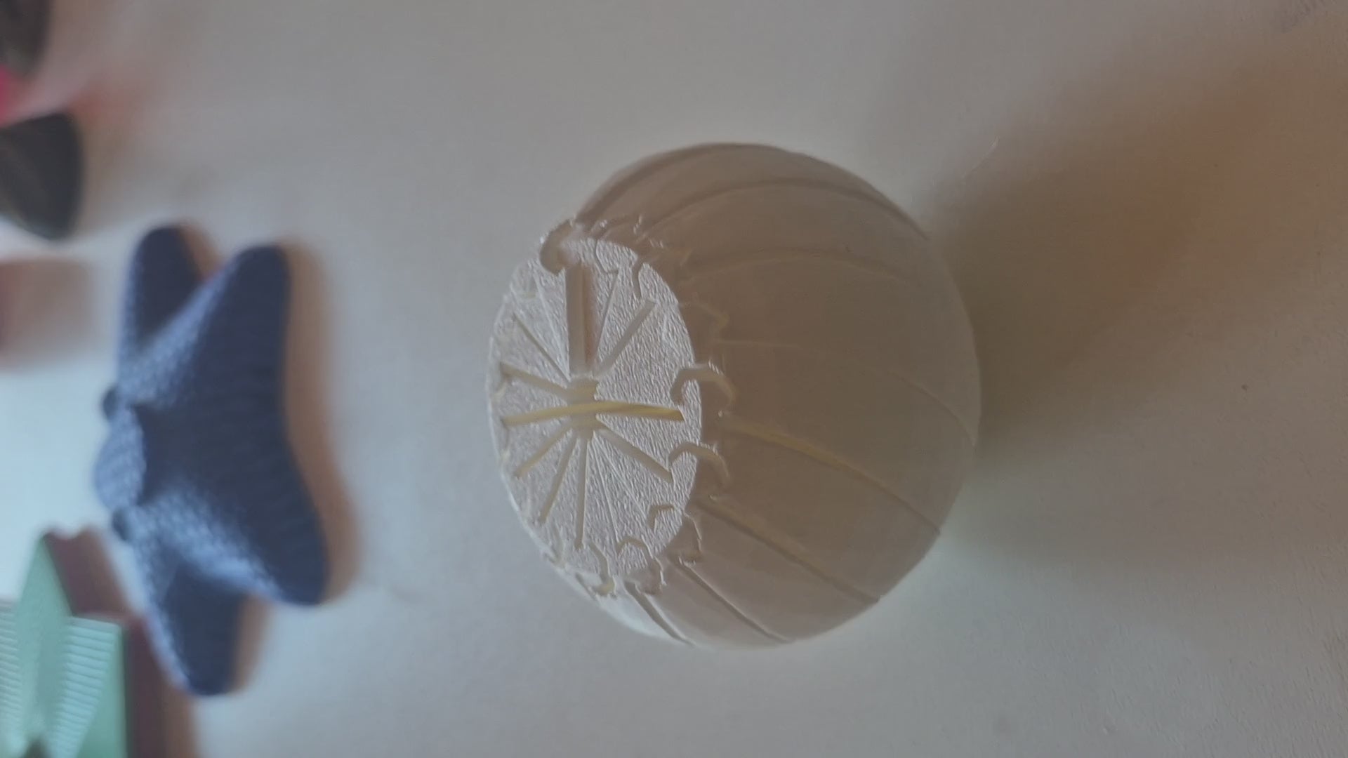 Bola fidget rolando na mão — vídeo demonstrativo