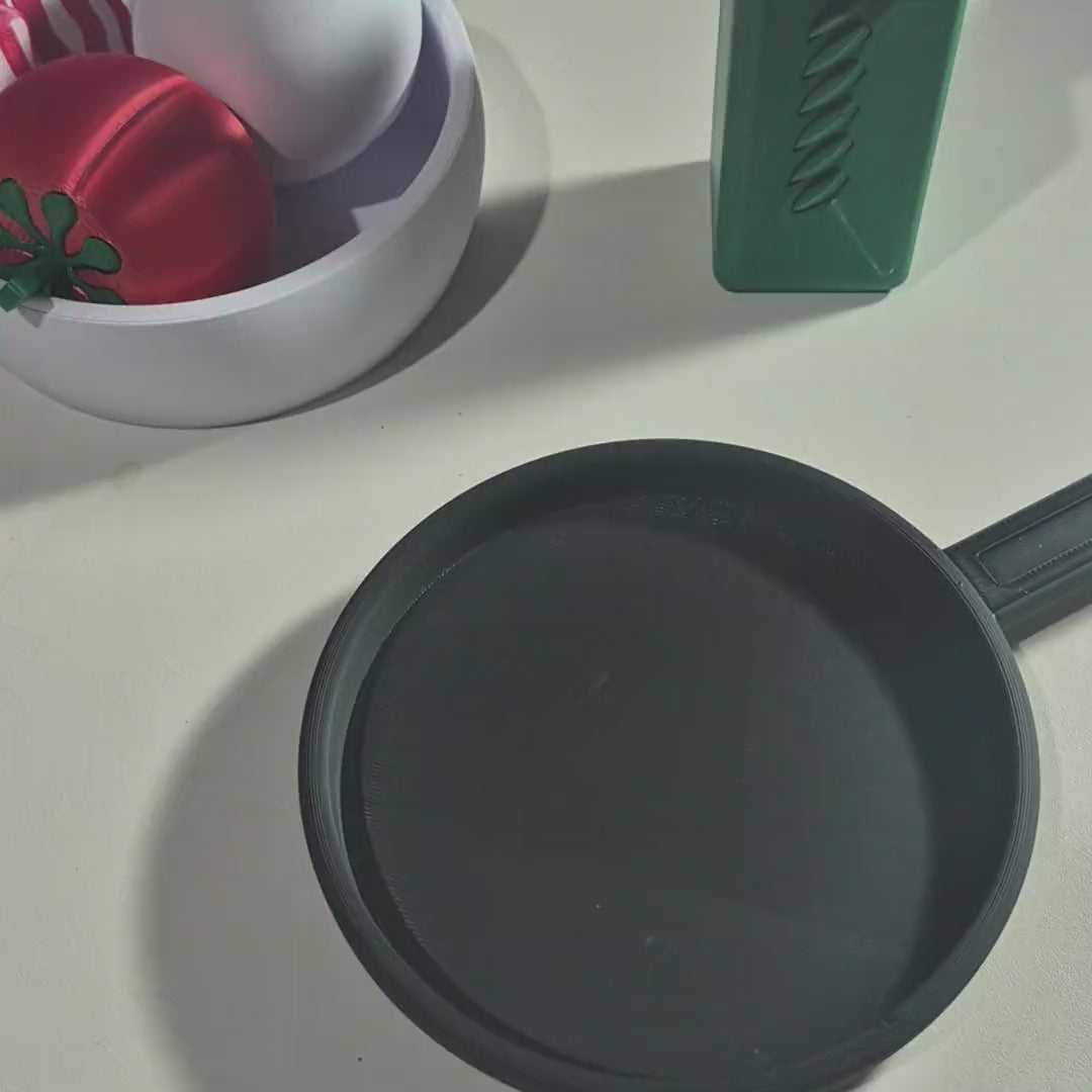Criança brincando com o Kit Sense Breakfast: temperando, quebrando o ovo e montando o café da manhã