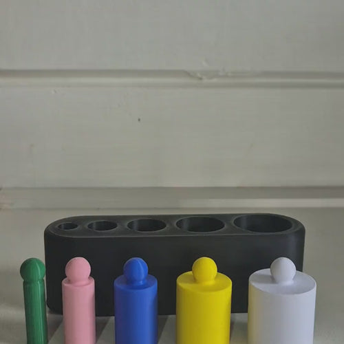 Criança encaixando os pinos coloridos na base, do menor ao maior