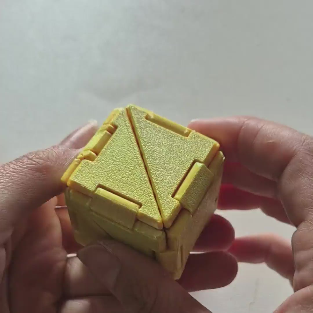 Segunda sequência de transformação do Cubo Origami, mostrando as oito peças girando
