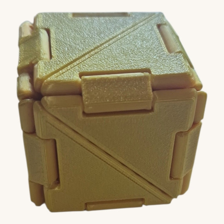 Cubo Origami Sense fechado em cubo, com as faces triangulares e as dobradiças à vista