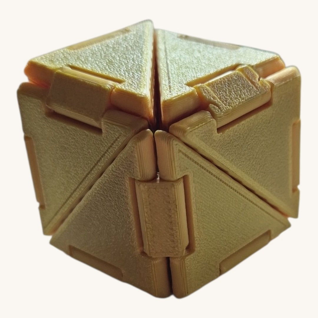 Cubo Origami visto de outro ângulo, mostrando as oito peças encaixadas