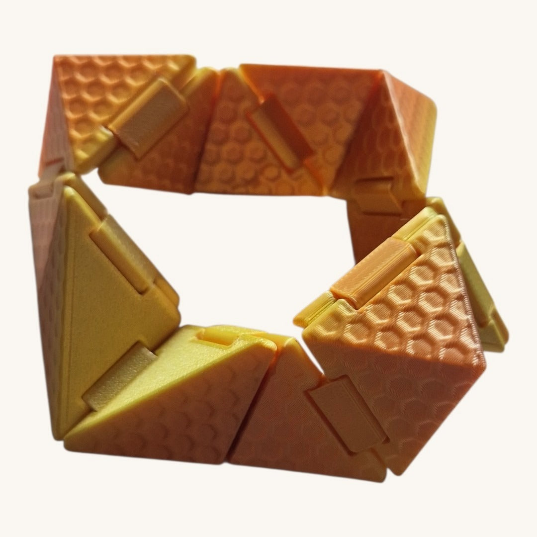 Cubo aberto em anel, com as oito peças triangulares em textura favo de mel