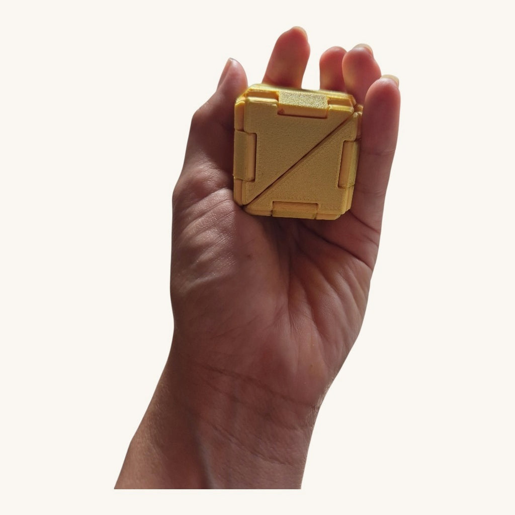 Cubo Origami na palma da mão, mostrando o tamanho real