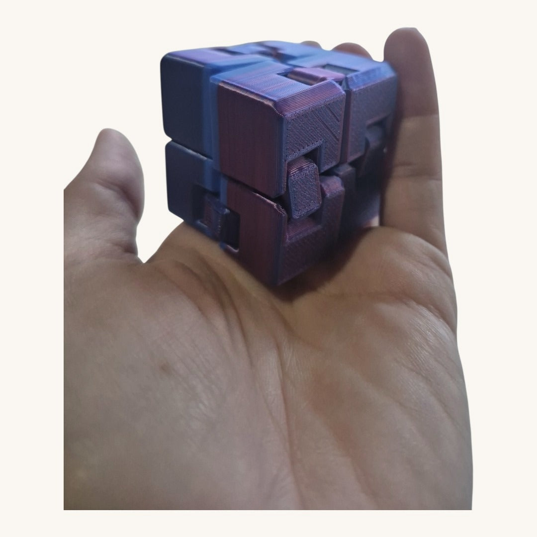 Cubo infinito na mão, mostrando a escala
