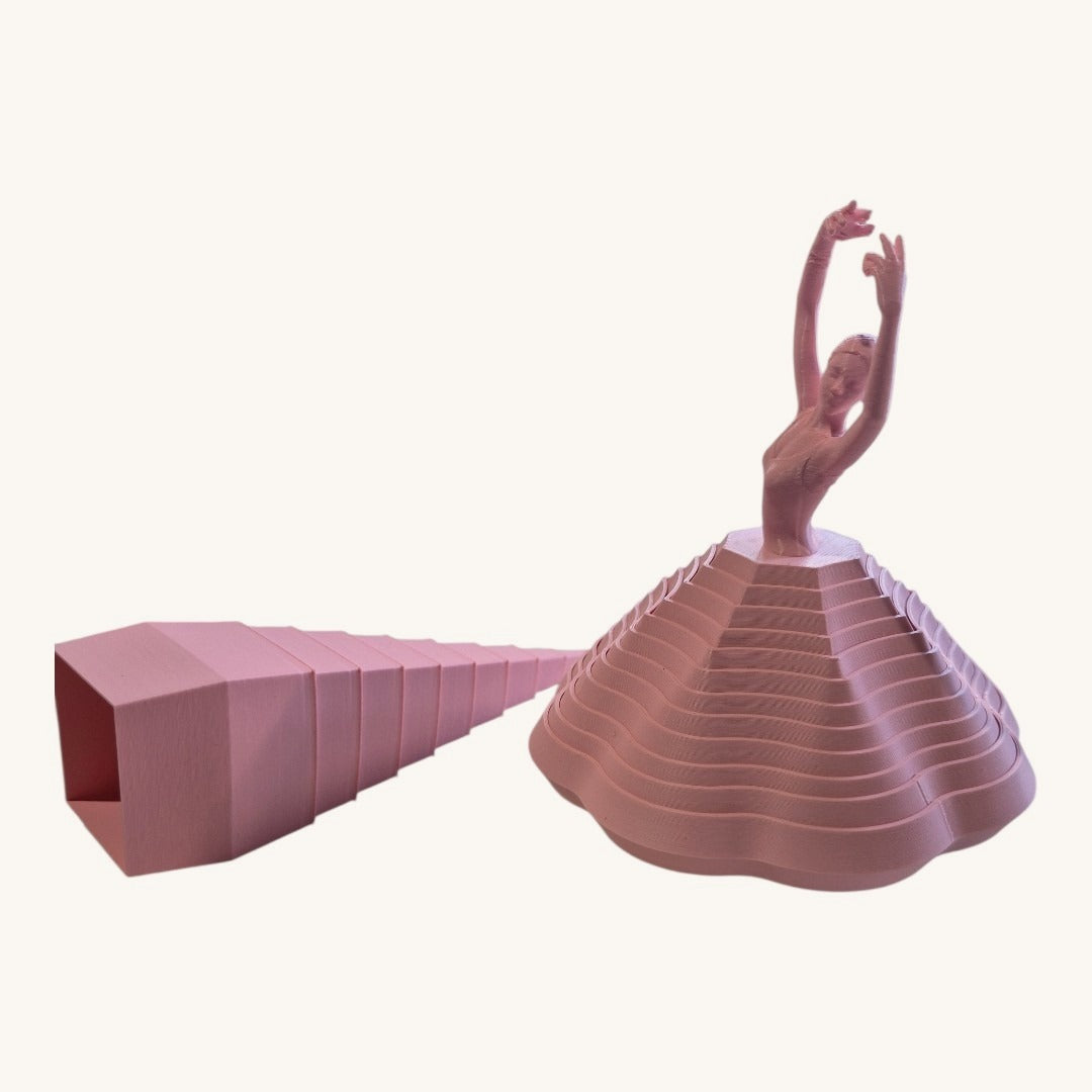 Cubo Expansível esticado ao lado da bailarina