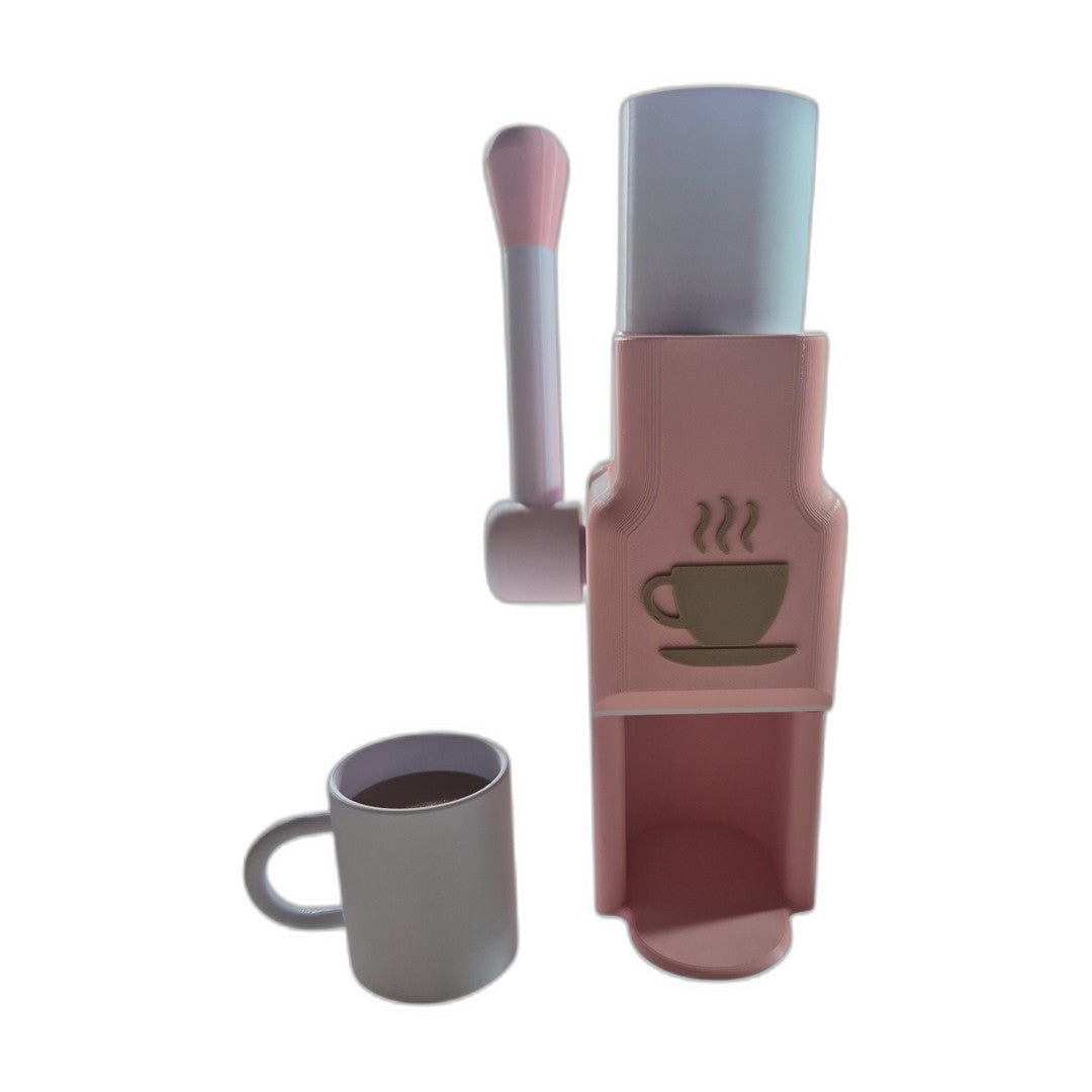 Caneca ao lado da cafeteira, pronta para encaixar no nicho