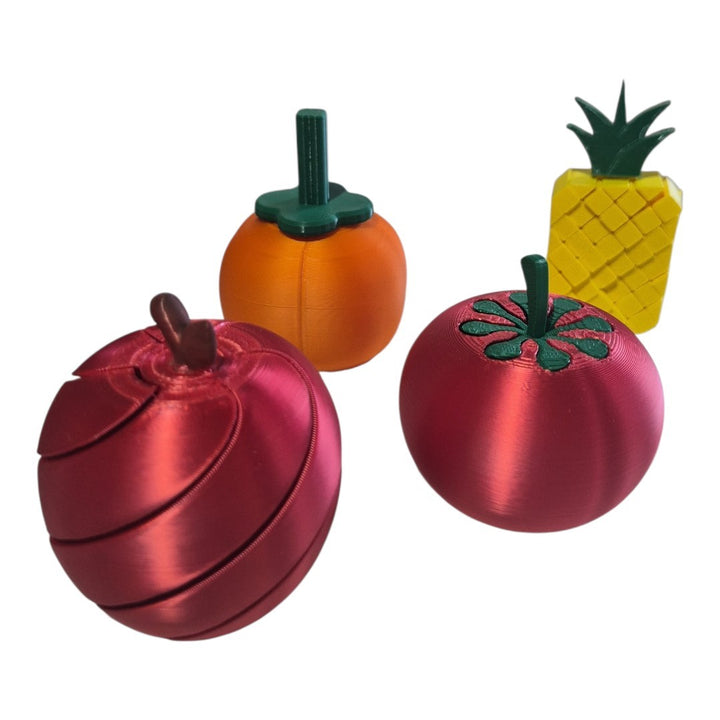 Kit Feira Sense — as quatro peças juntas: maçã, tomate, abacaxi e cenoura recolhida