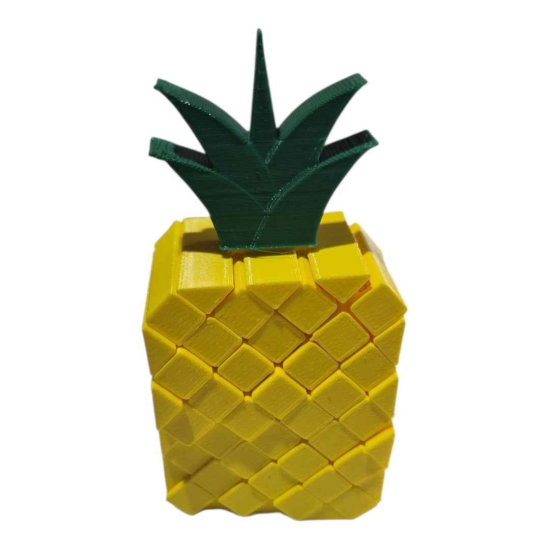 Abacaxi do Kit Feira Sense em pé, com a coroa verde