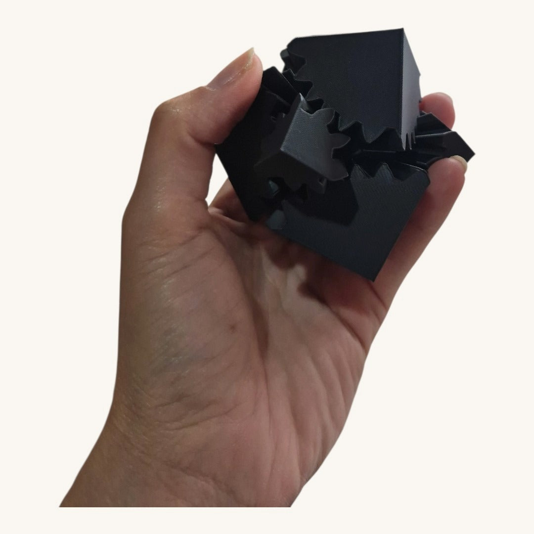 Gear Cube na mão, mostrando a escala