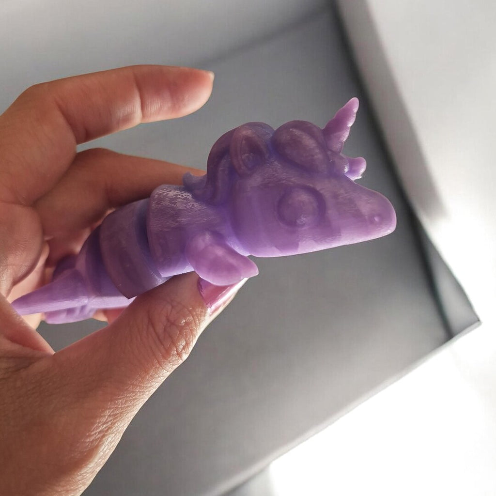 Unicórnio Sense apoiado na mão, mostrando o tamanho real